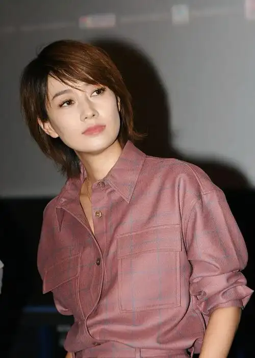 43岁马伊琍剪掉10年长发变波波头气质都不一样至少年轻15岁