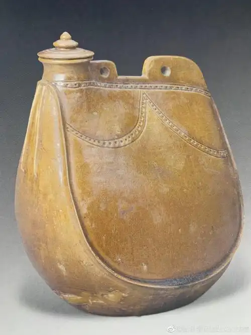 鸡冠壶由皮囊转化而来,保留了契丹族马上生活的痕迹.