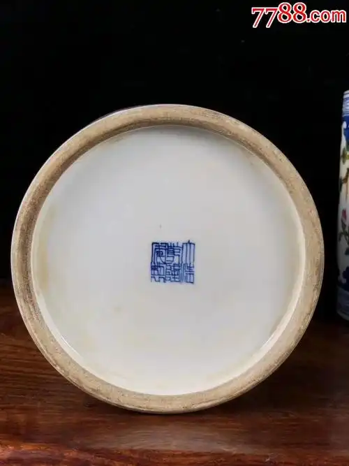 大清乾隆年制粉彩花鸟笔筒