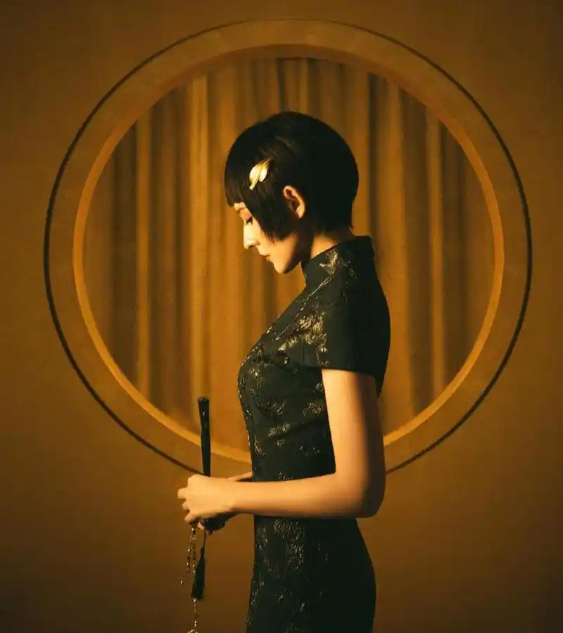 热依扎短发旗袍造型,复古又摩登,好有味道