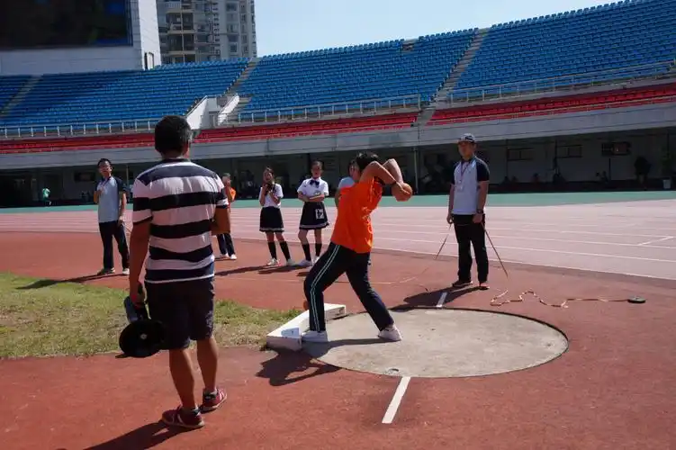 恭喜初一(10)班陈书泓获得初一女子实心球第一名