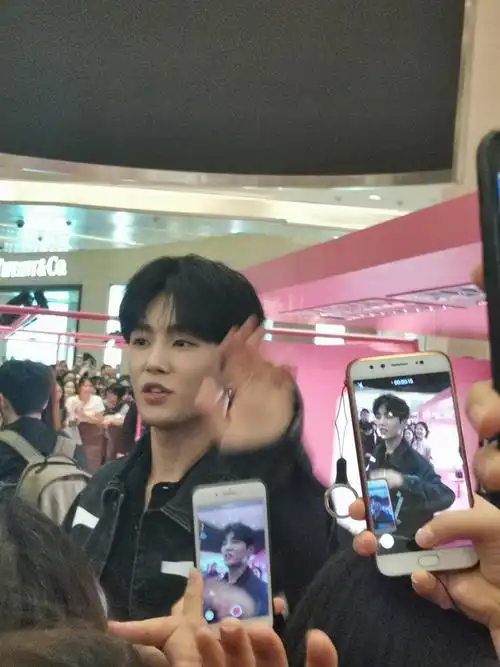 我的天真的好帅好帅 真人真的很帅比照片大个十倍冲击力 而且今天造型