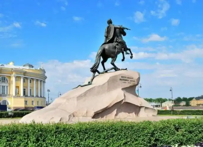 十二月党人广场中央彼得大帝铜像