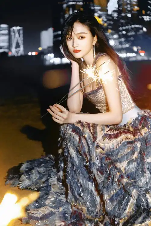 吴宣仪美人鱼红毯造型