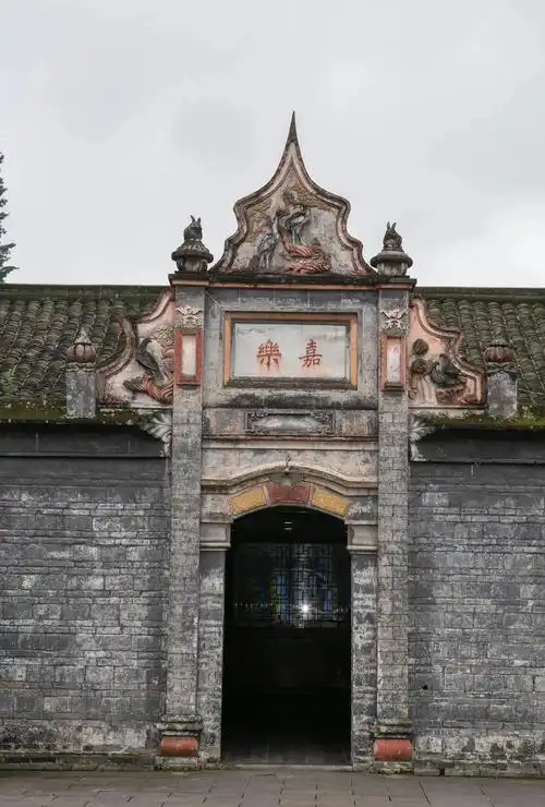 历史与艺术的交汇点 位于成都市大邑县安仁镇的刘氏庄园博物馆,距离