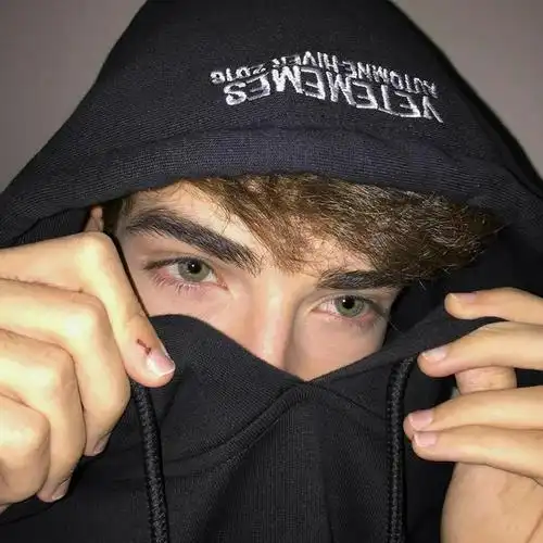 深蓝卫衣蒙面人