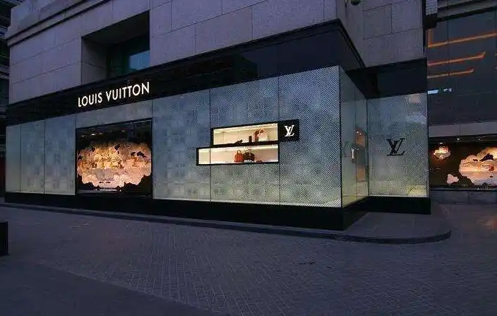 目前国内有29家左右的lv专柜,分别分布在北京,大连,广州,西安,厦门