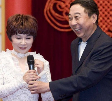 没想到冯巩连续32年都在春晚过年网友惊呼无冯巩不春晚