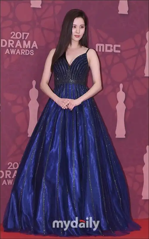 组图徐贤亮相mbc演技大赏穿宝蓝长裙气质典雅