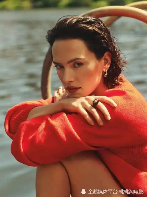 英国女星黛西·雷德利全新杂志大片,复古泳装造型健康活力性感