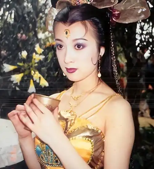 想必看过86版《西游记》的人都还记得里面的孔雀公主"金巧巧"吧!