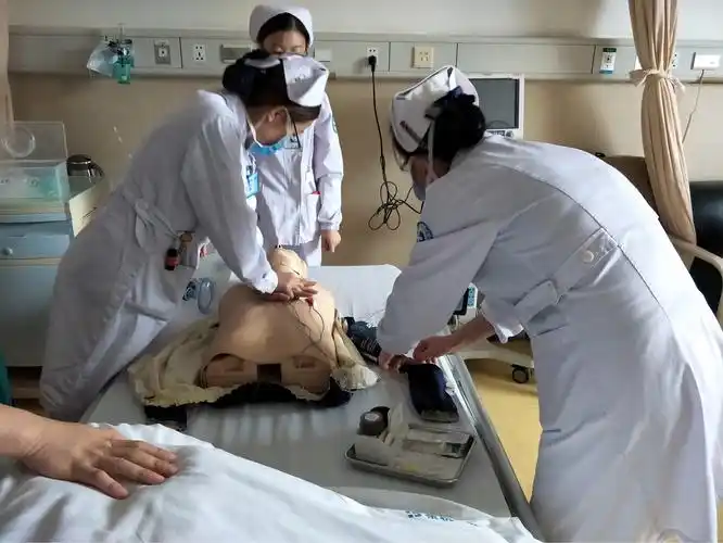 立即心肺复苏(胸外按压频率100～120次/分,按压深度5～6cm,呼吸皮囊