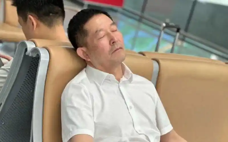 车站里的正装大叔都这么帅吗?