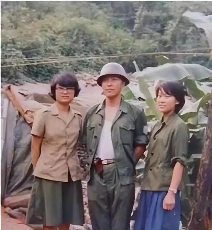 86年老山战场,亲吻临终士兵的女战士张茹,29年后去墓地祭拜!