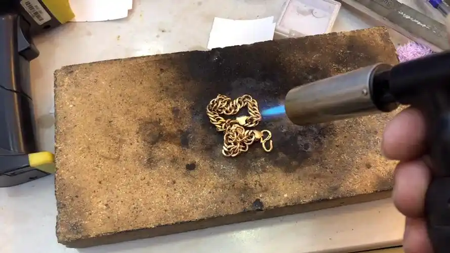 阿姨戴了十几年黄金手链要清洗,用火烧一下变重了,这下尴尬了
