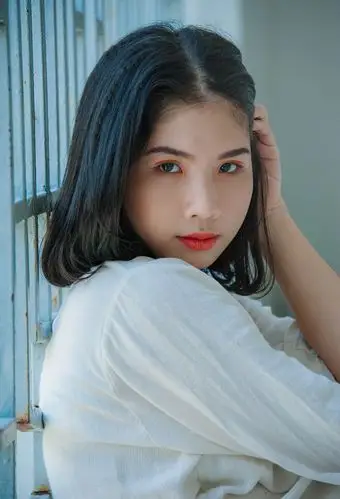 一个穿夹克的女人的照片