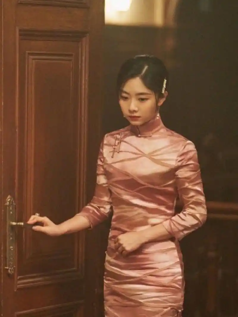 "圆脸女人"怎么把旗袍穿出美感?跟着谭松韵学,准没错