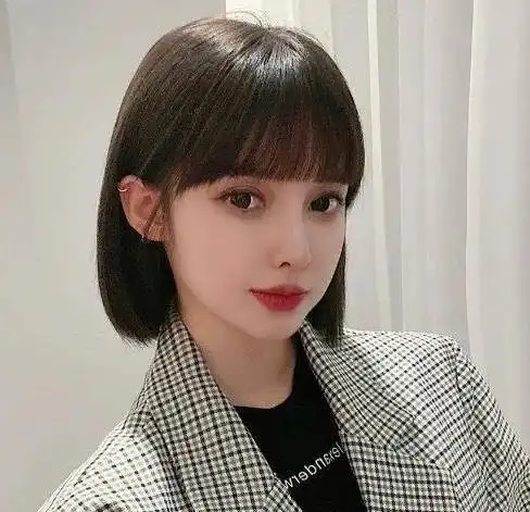 今年流行的短直发发型,干练的气质让人无比着迷