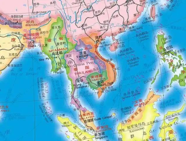 "中南半岛"的地形特征:地势北高南低,山河相间呈南北纵列分布