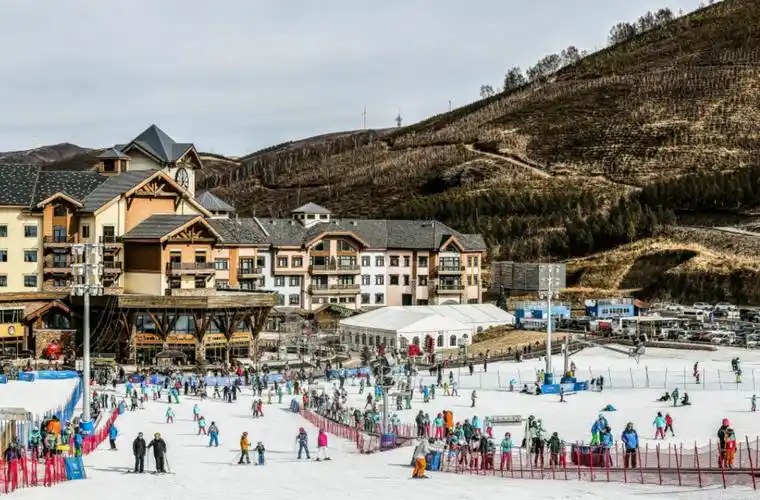 后奥运崇礼首个雪季全面开启 滑雪爱好者可以在六家滑雪场内闭环活动