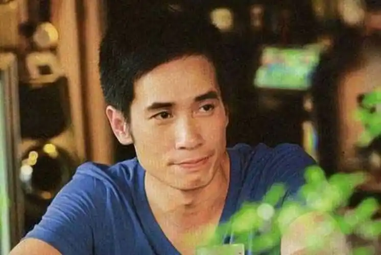 男模特出身的陈豪,年轻时帅气,身材好,随便拍个广告,走秀都赚钱,因此