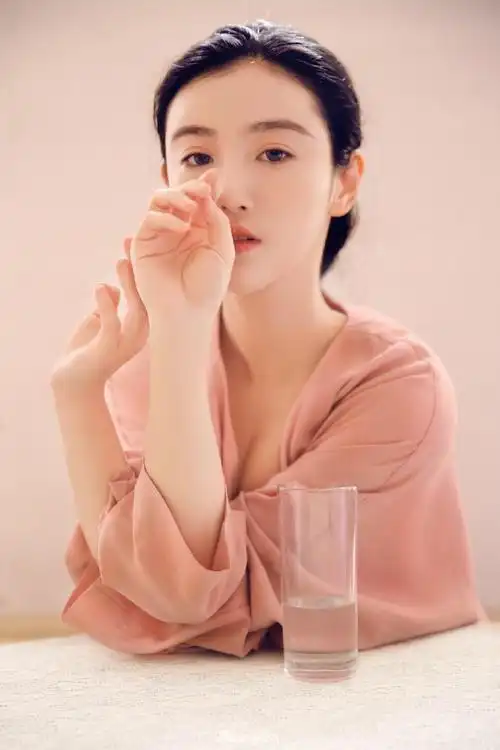 网红美女张辛苑搔首弄姿性感诱惑图片