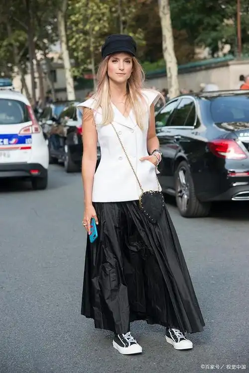 黑色长裙忌讳搭配的鞋子也有很多,无论是裙子还是鞋子,都没有错,只是