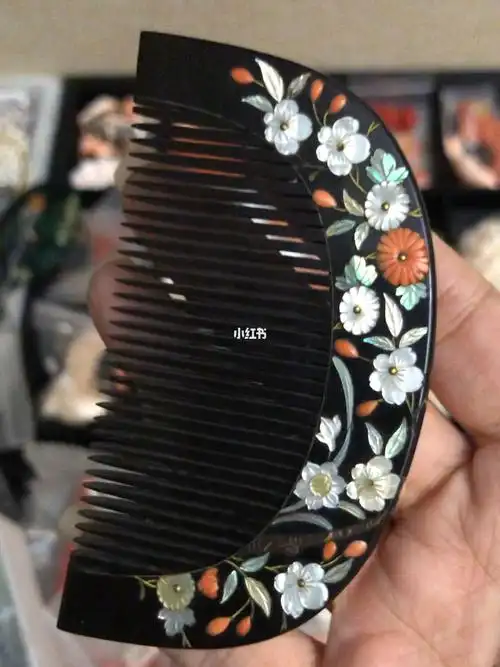 又翻出一个自藏的爱物满工镶嵌螺钿梳子