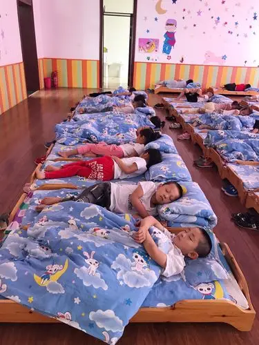 柞岗镇中心幼儿园聪明豆班午睡时间