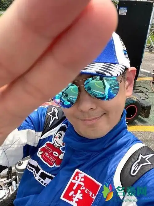 林志颖穿赛车服酷炫照 对着镜头飞吻心情非常好