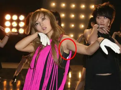 日前,在拍新mv时,何洁抬手露出未净的腋毛