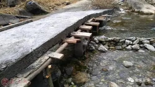 新建人行水泥桥部分桥面