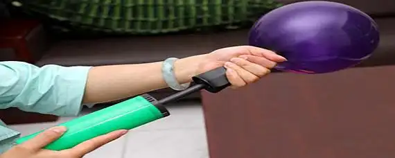 用打气筒从小孔往杯子里打气我们会看到什么现象