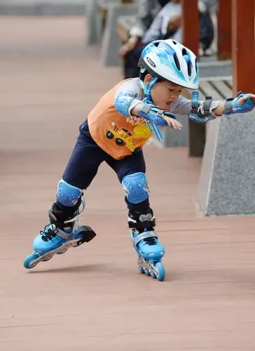 7月休息日在小区孙子坨坨学习滑旱冰纪实