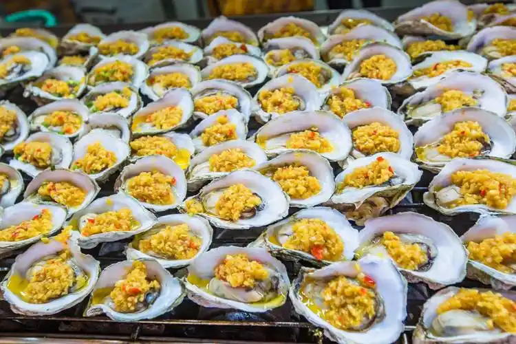 侨港风情街,北海人气极旺的特色小吃街,吸引了众多游客的到来_美食