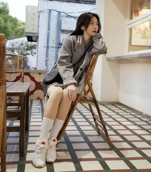 被打网球的柳岩惊艳到了,好身材遮不住,一双"漫画腿"很吸睛