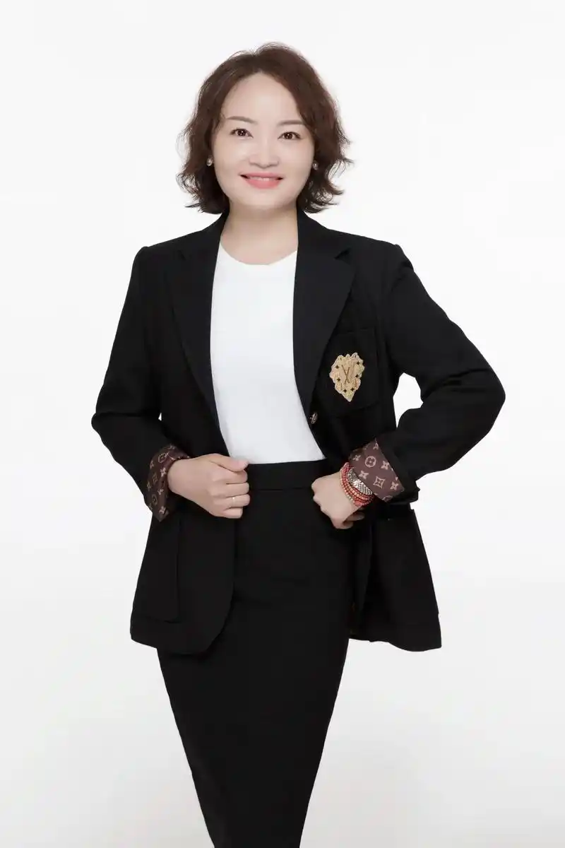 个人形象照 #穿西装的女人 #优雅知性 - 抖音