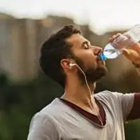 男生喝水头像图片_微信头像图片大全