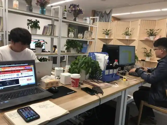 卧龙电商产业园写字楼出租,精装带工位办公室 正对电梯 创业选择 招人