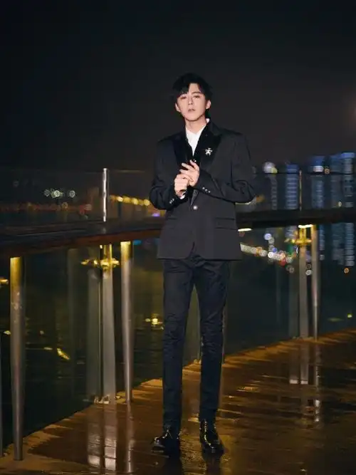 刘宇宁腿长113##刘宇宁 横店的马是见过世面的