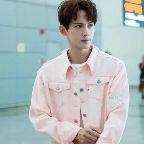 当看到徐正溪官宣退圈后我才明白过来易烊千玺说的那番话