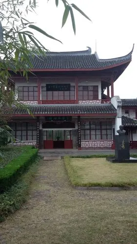 行走在细雨朦胧下的濠河景区——中国博物馆之城南通敞开式aaaaa城市