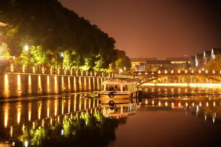 夜游环城河 何雯 / 摄越城区商务局相关负责人介绍,虽然眼下正处于