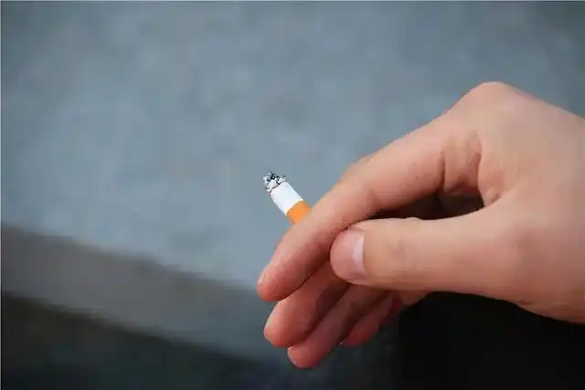 烟不离手的人,不想肺癌变,3个小事要坚持下去,肺能少受伤