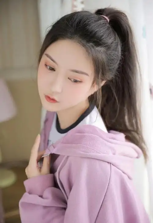 邻家女孩梳了马尾辫发型,更显青春靓丽