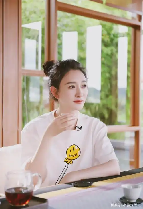 李小冉白色t恤优雅生活照