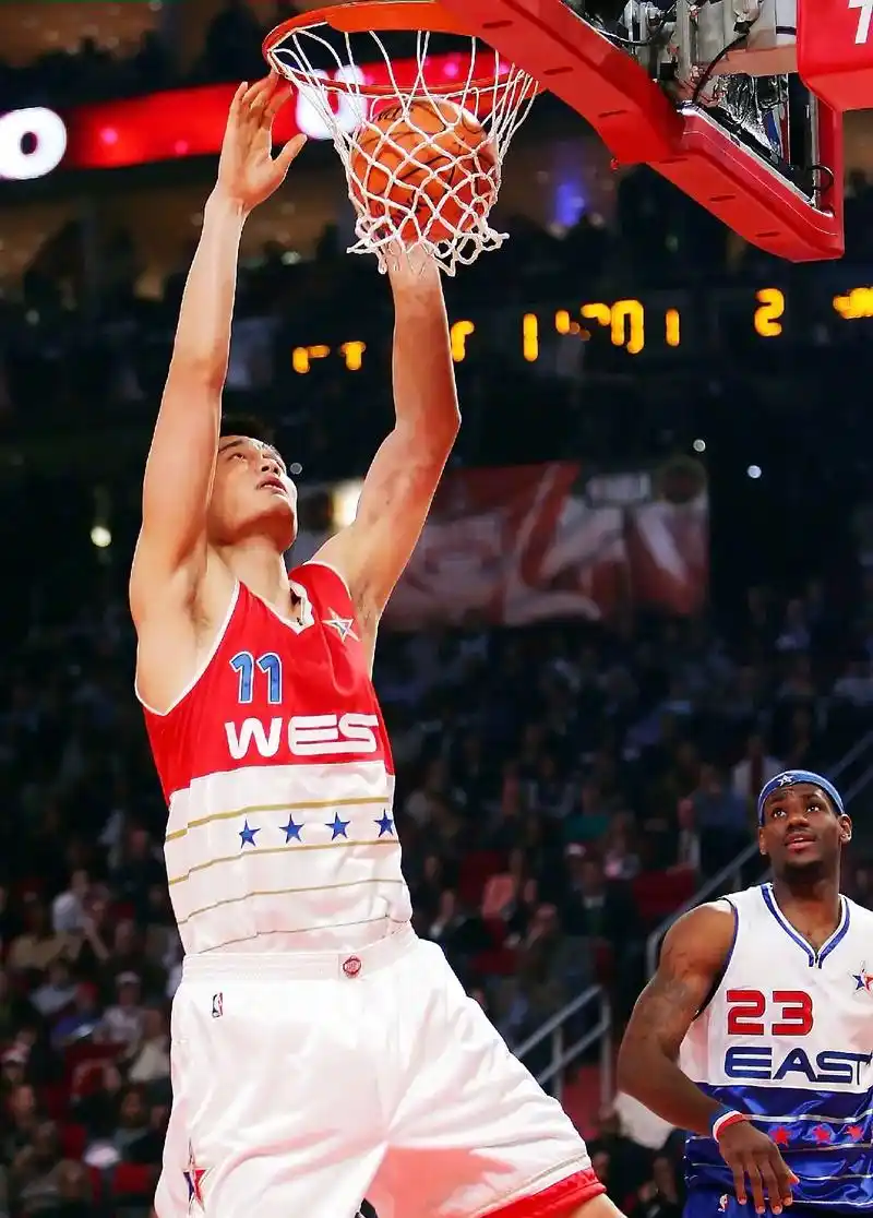 别人都是一人扛着一城,他却一人扛着一个国家 #姚明 #火箭  - 抖音