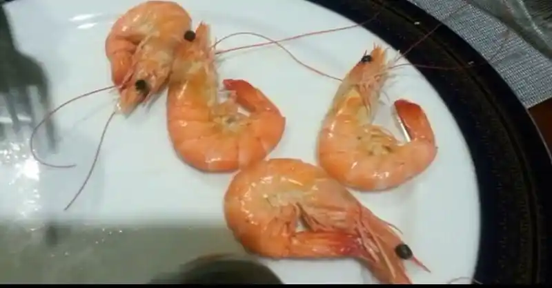 2秒钟剥虾壳秘诀!不用沾手也不用牙齿!太晚看到这篇了.