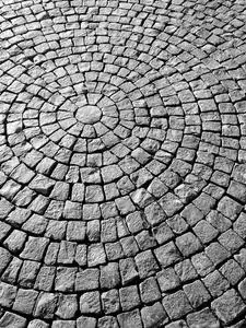 圆形铺装的路面石板照片
