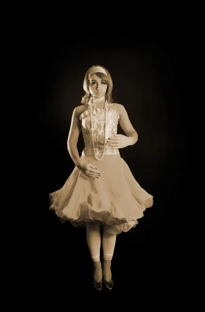 女孩玩木偶,年轻漂亮的女孩玩木偶